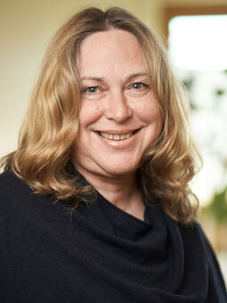 Franziska Diesmann hat honigblondes, schulterlanges Haar, das sie mit Mittelscheitel trägt. Sie lächelt freundlich in die Kamera. Gekleidet ist sie mit einem schwarzen Pullover.