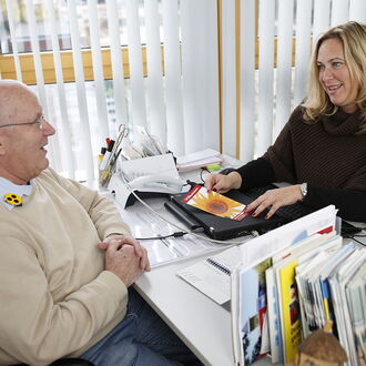Die Seniorenberaterin des BSVH, Franziska Diesmann - rechts im Bild - berät einen Herrn in ihrem Büro.