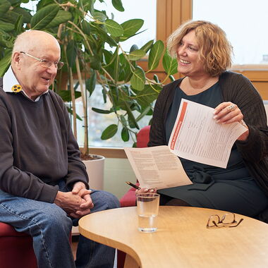 Die Mitgliederbetreuerin des BSVH, Wiebke Larbie, füllt mit einem Herrn den Aufnahmeantrag aus