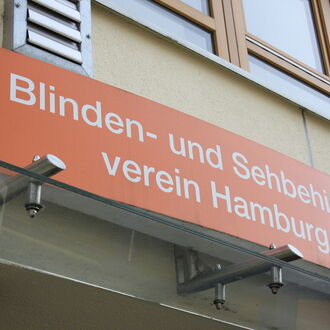 Das Schild über der Eingangstür des Louis-Braille-Centers mit dem Vereinsnamen