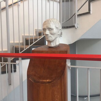 Die Büste von Louis Braille im Treppenhaus des Louis-Braille-Centers, Geschäftsstelle des BSVH