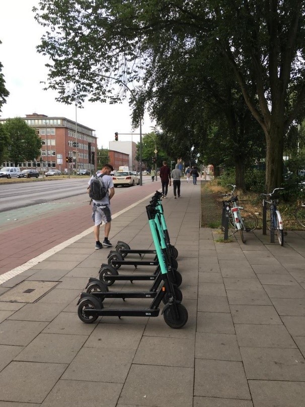 Der Verleiher hat seine E-Scooter mittig auf dem Fußweg aufgereiht.