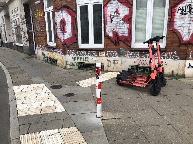 Das Bildzeigt mehrere E-Scooter, die vom Verleiher entlang des Auffindestreifens aufgereiht wurden.