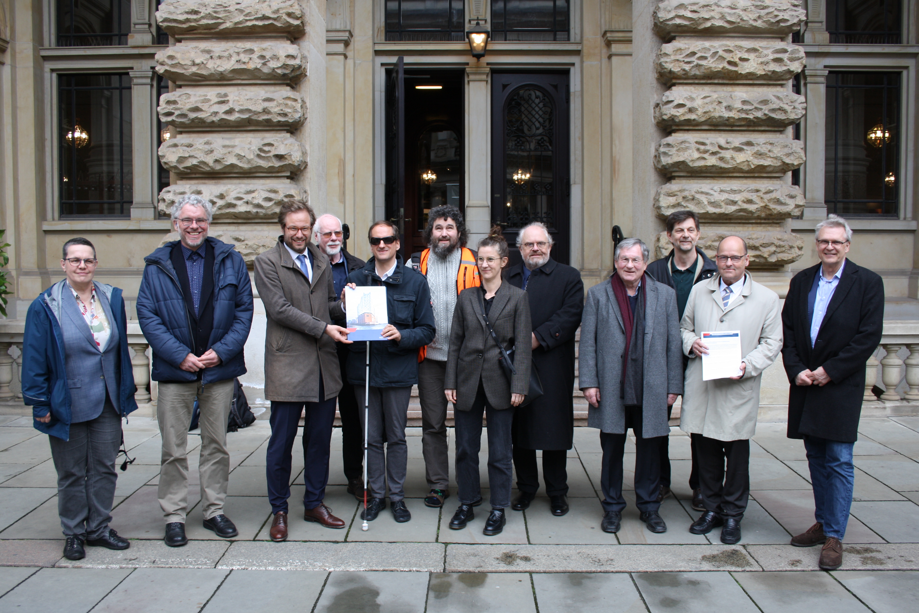 Die Bündnispartner präsentieren nach Unterzeichnung gemeinsam die Erklärung im Innenhof des Rathauses